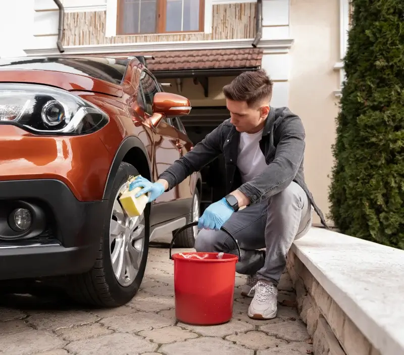 Lavage auto à domicile Saint-Poix : professionnel intervenant sur un véhicule